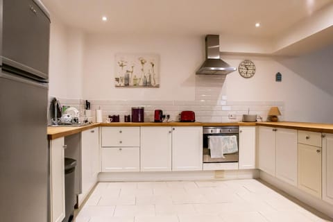 Cavernous open plan town house in st Leonards Apartment in Hastings