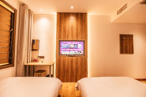 Bed, TV and multimedia, Photo of the whole room