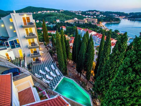 Property building, Nearby landmark, Facade/entrance, Day, Natural landscape, Bird's eye view, Balcony/Terrace, City view, Mountain view, Pool view, Swimming pool