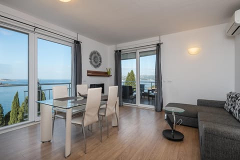 Balcony/Terrace, Living room, Dining area, Sea view