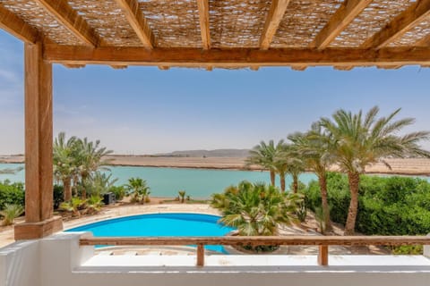 Beautiful 4 bedroom White Villa with Heated Pool Chalet in Hurghada