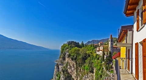 Balcony/Terrace, City view, Lake view