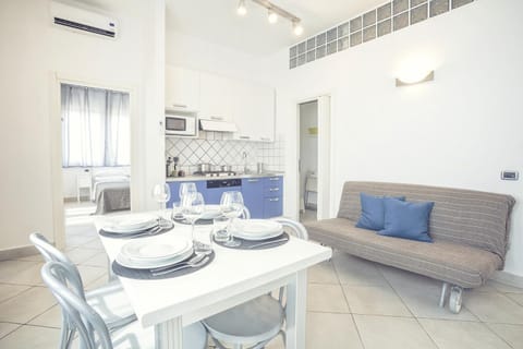 Bed, Living room, Photo of the whole room, Decorative detail, Seating area