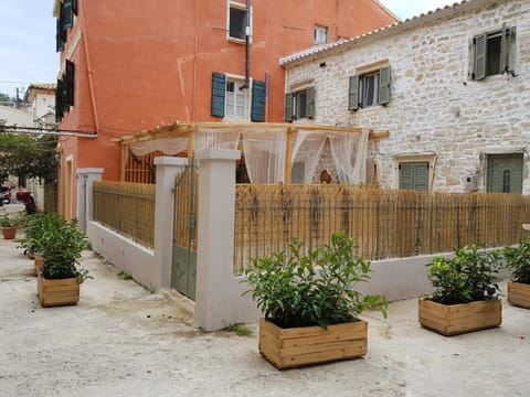 Property building, Garden, View (from property/room), Garden view, Landmark view