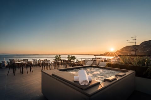 Natural landscape, Hot Tub, Lake view, Sunset