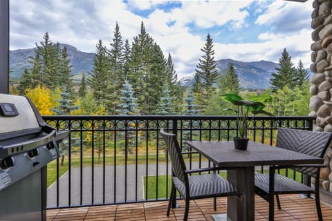 The Mountaineer by InstantSuites Pool & HotTub Condominio in Canmore