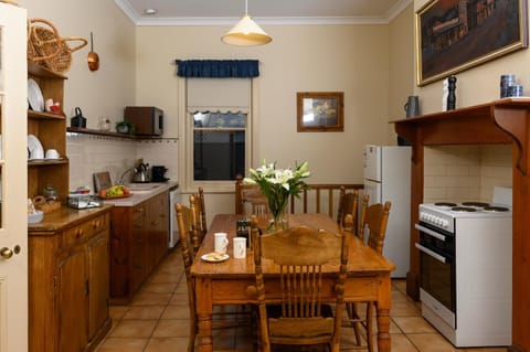 Kitchen or kitchenette, Food and drinks, Dining area