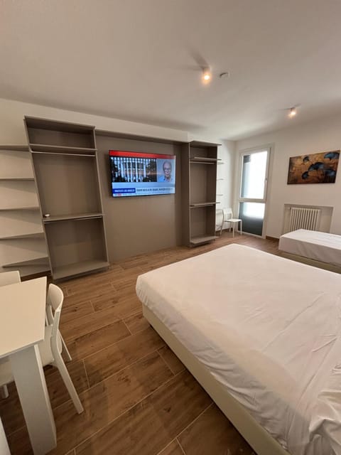 Bed, TV and multimedia, Living room, Photo of the whole room, Bedroom, wardrobe