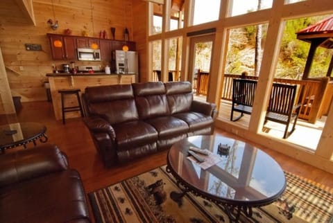 A Peace of Paradise Cabin House in Pigeon Forge