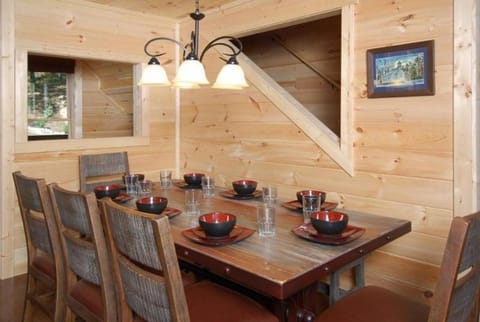 A Mountain Paradise Cabin House in Pigeon Forge