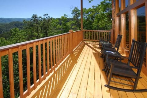 A Mountain Paradise Cabin House in Pigeon Forge