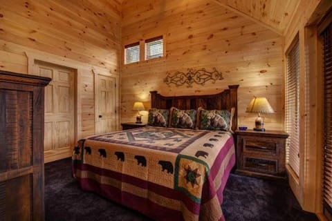 Lazy Bear Lodge Home House in Pigeon Forge