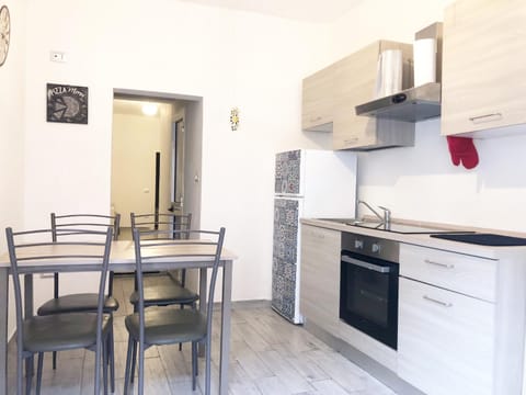 Kitchen or kitchenette, Dining area, stove