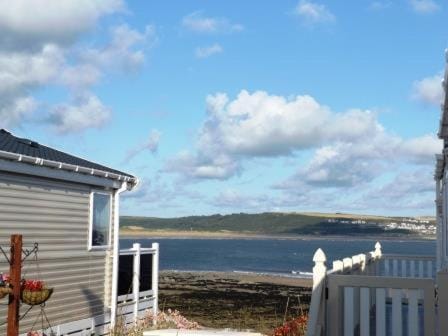 Caravan by the sea Trecco Bay Terrain de camping /
station de camping-car in Porthcawl