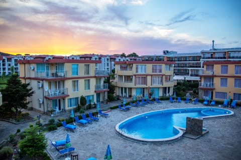 Bird's eye view, Pool view