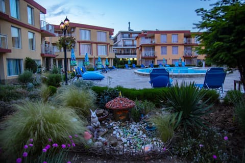 Property building, Garden, Pool view, Swimming pool