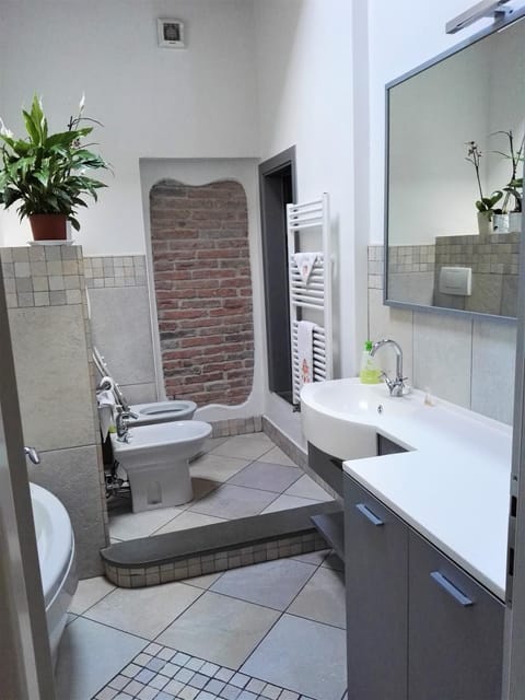 Toilet, Bathroom, Decorative detail, Area and facilities, Bath