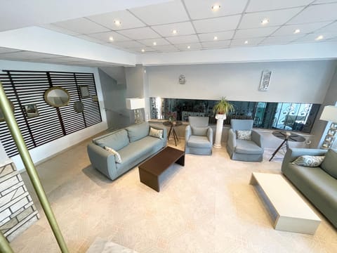 Property building, Living room, Lobby or reception, Seating area