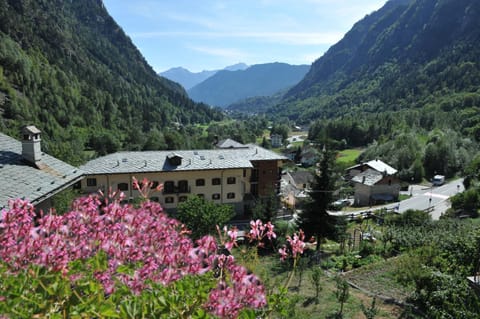 Facade/entrance, Spring, Day, Natural landscape, Mountain view