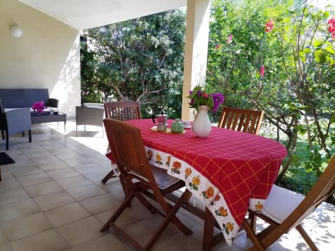 Property building, Patio, Summer, Balcony/Terrace, Dining area