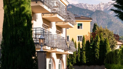 Facade/entrance, View (from property/room), Mountain view