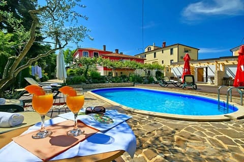 Property building, Hot Tub, Balcony/Terrace, Pool view, Swimming pool, Swimming pool
