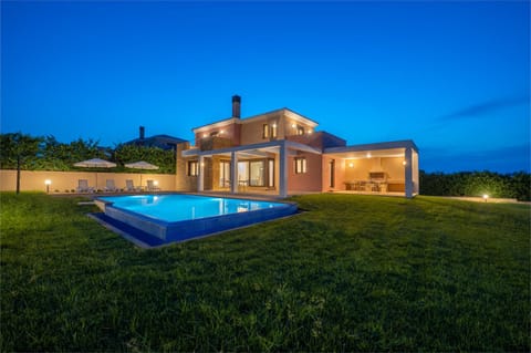 Property building, Garden, Swimming pool