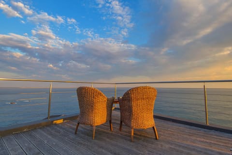 Patio, Nearby landmark, Natural landscape, Golfcourse, Balcony/Terrace, Decorative detail, Beach, On site, Landmark view, Mountain view, Sea view, Sunset