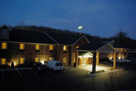 Mountain Inn & Suites Airport - Hendersonville Hotel in Fletcher