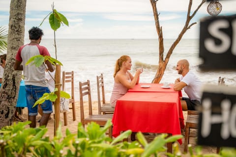 Restaurant/places to eat, People, Beach, Family