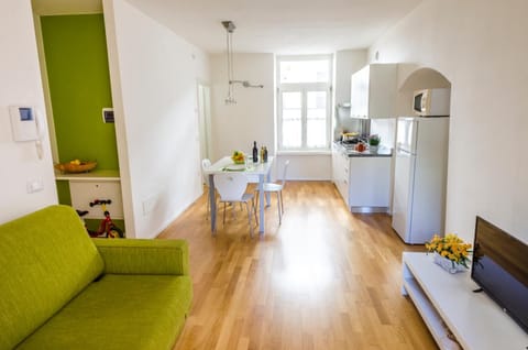 TV and multimedia, Kitchen or kitchenette, Living room, Dining area