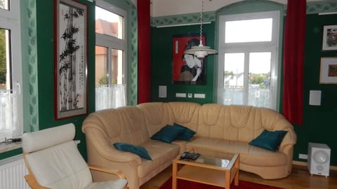 Living room, Photo of the whole room