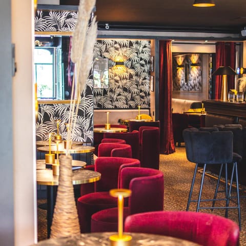 Restaurant/places to eat, Lounge or bar