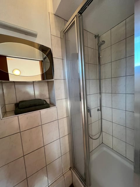 Shower, Bathroom, towels