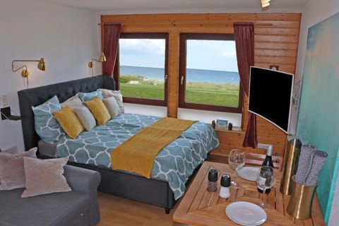 Bed, Dining area, Sea view