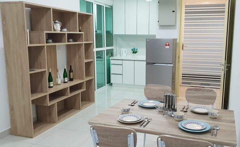 Kitchen or kitchenette, Dining area