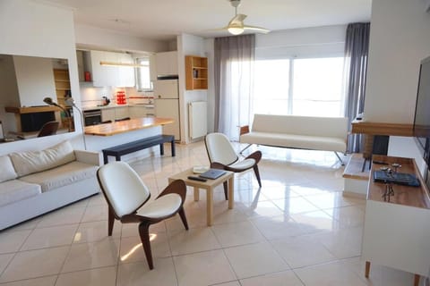 Piraeus Bright Apt Condo in Pireas