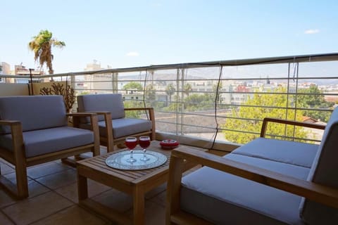 Piraeus Bright Apt Condo in Pireas