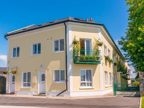 Property building, Neighbourhood, Garden, Balcony/Terrace, Street view