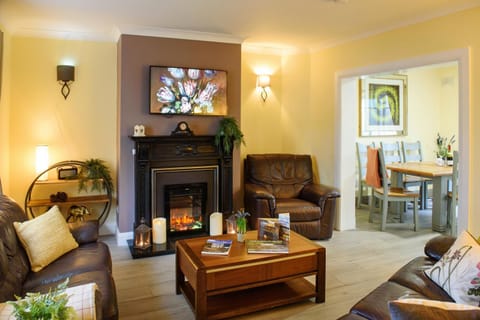 TV and multimedia, Living room, Food and drinks, Seating area, Dining area, Drinks, flat iron