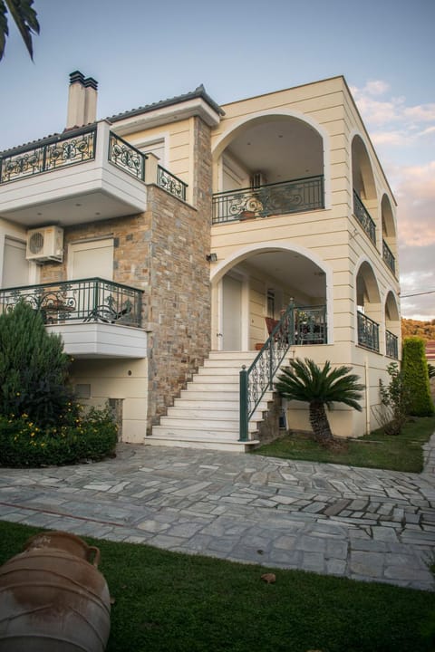Property building, Garden, Balcony/Terrace
