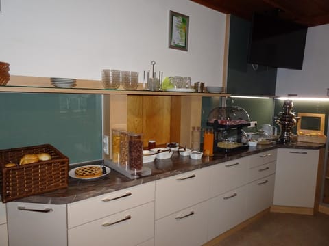 Coffee/tea facilities, Food and drinks