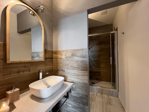 Shower, Toilet, Bathroom, towels