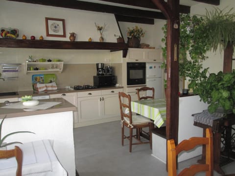 Kitchen or kitchenette, Dining area, On site