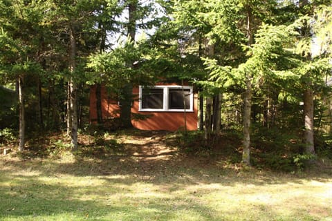 Forest & Lake PEI Cottages Camping /
Complejo de autocaravanas in Prince Edward County