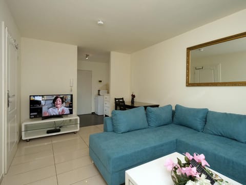 TV and multimedia, Living room, Photo of the whole room, Seating area, Dining area