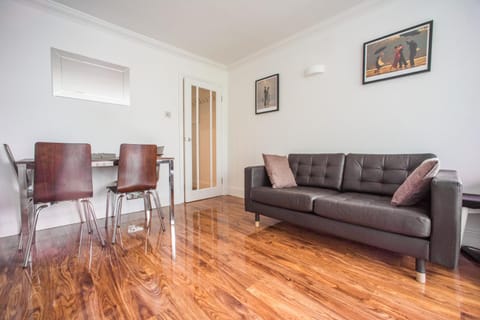 Superb 3-Bed 2-Bath with Wifi: Trendy Fitzrovia W1 Condo in London Borough of Islington