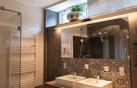 Shower, Toilet, Bathroom, Photo of the whole room, Decorative detail, Area and facilities