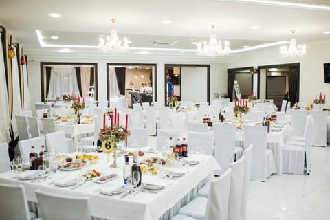 Restaurant/places to eat, Banquet/Function facilities