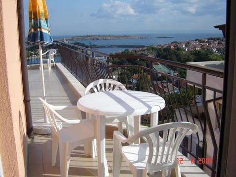 View (from property/room), Balcony/Terrace, Decorative detail, Area and facilities